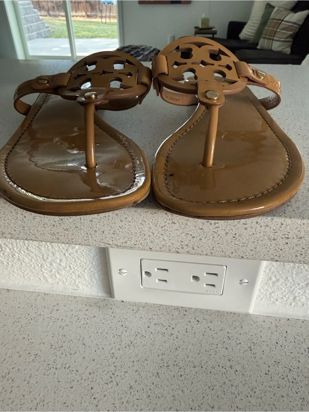 Tory Burch Miller Flip Flop Sandals Tan Patent Leather Womens Size 8.5